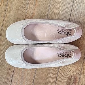 Abeo Taupe Flats